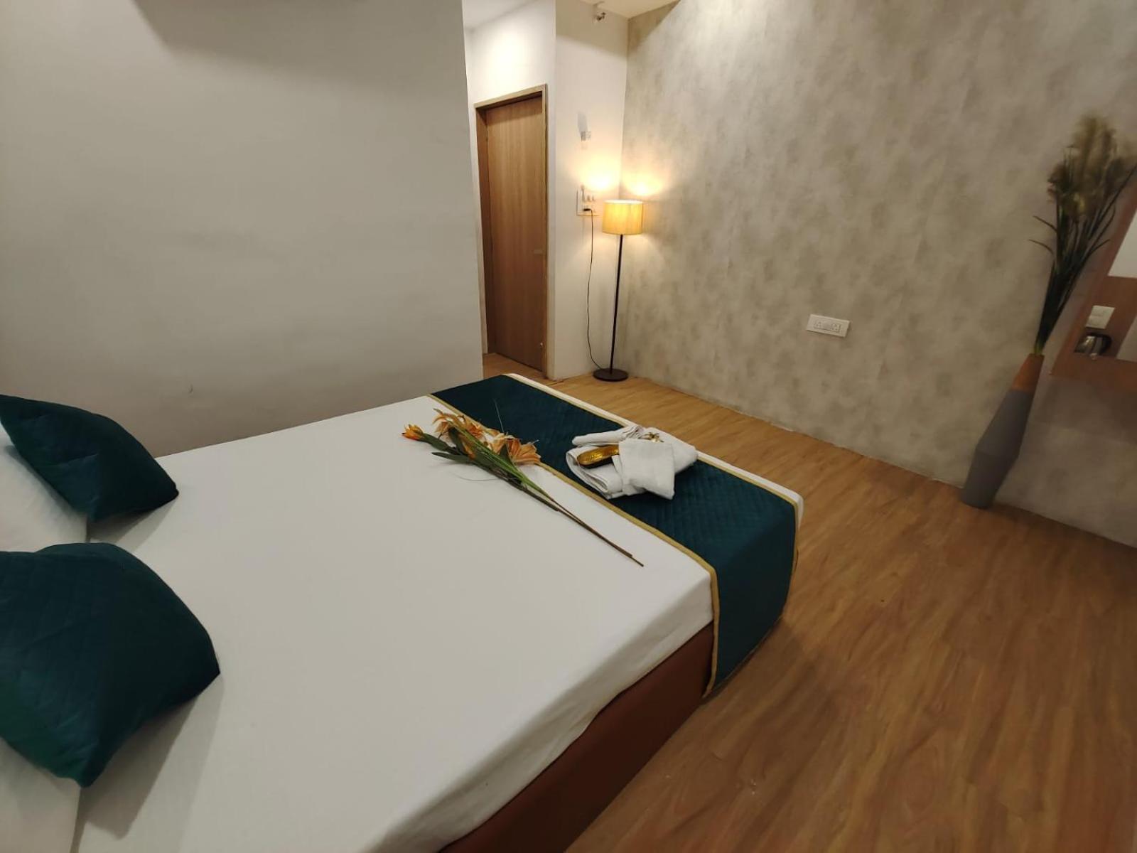 Hotel Prasang Surat Dış mekan fotoğraf