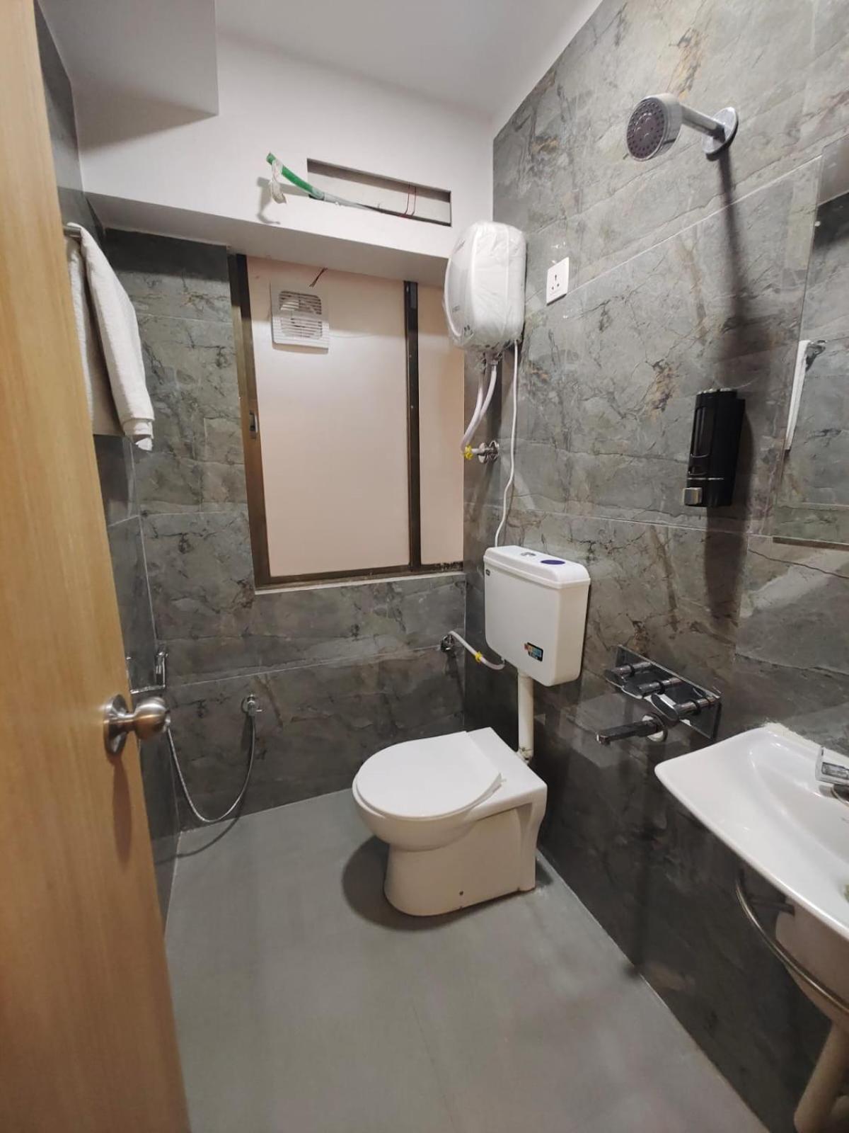 Hotel Prasang Surat Dış mekan fotoğraf
