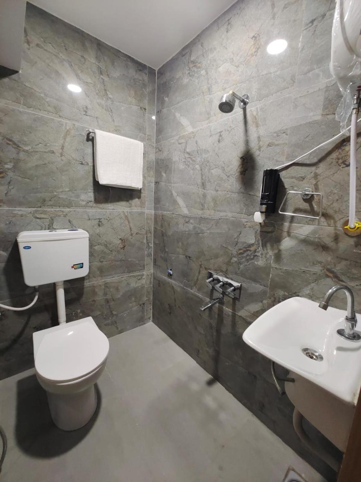 Hotel Prasang Surat Dış mekan fotoğraf