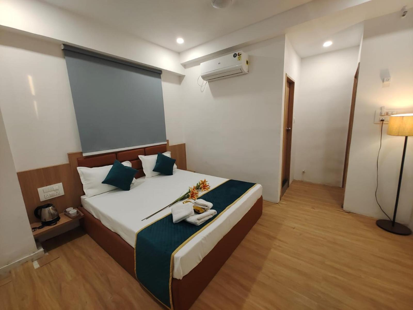 Hotel Prasang Surat Dış mekan fotoğraf