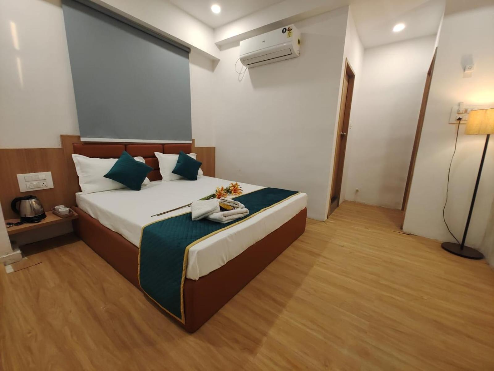 Hotel Prasang Surat Dış mekan fotoğraf