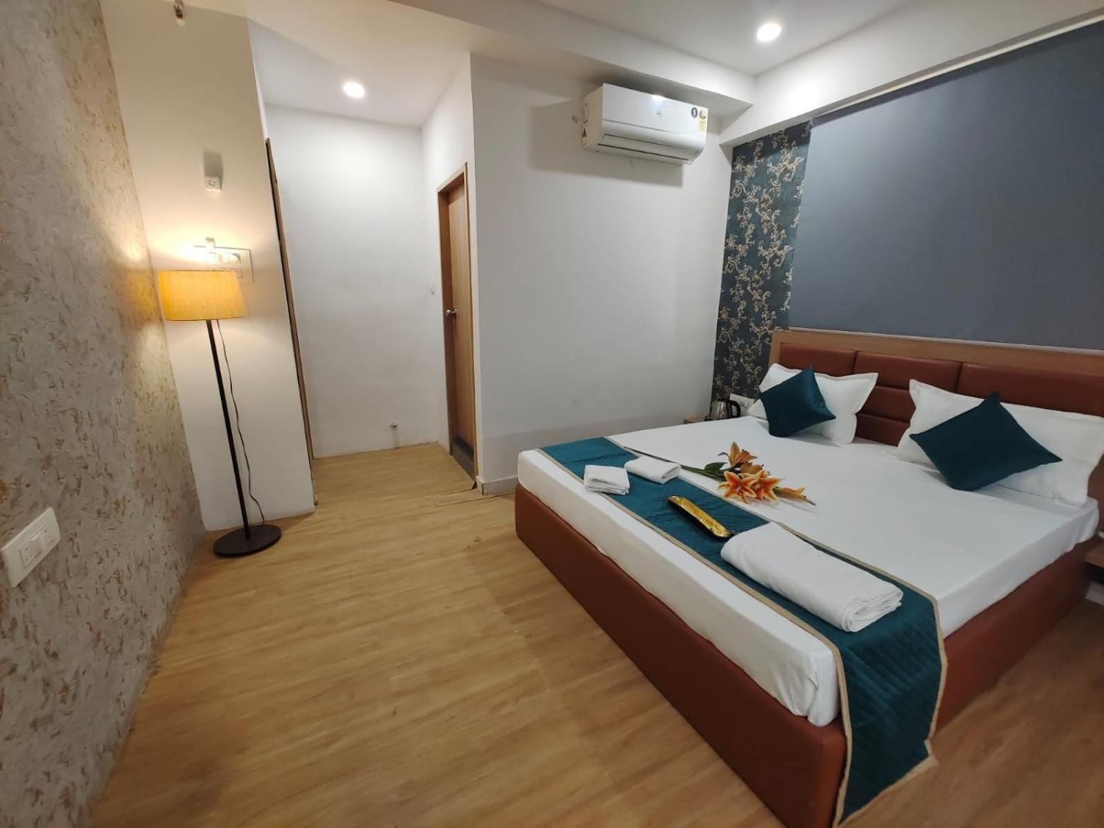 Hotel Prasang Surat Dış mekan fotoğraf